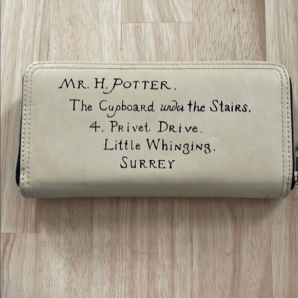Warner Bros. Cream and Red Hogwarts Wallet - Picture 3 of 8